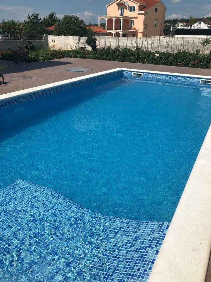 Denis Rooms And Apartments Bibinje Guest house