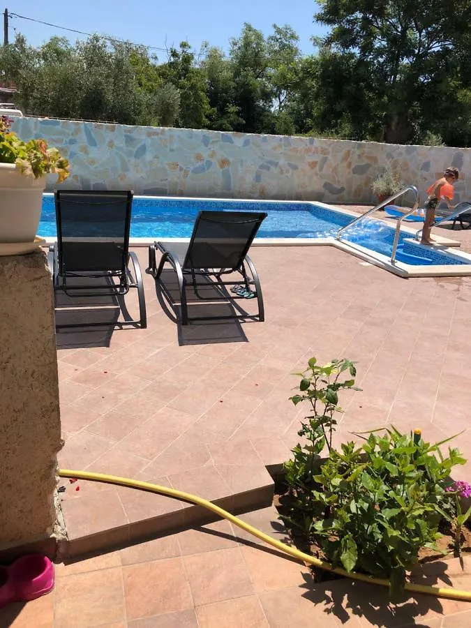 Denis Rooms And Apartments Bibinje Guest house